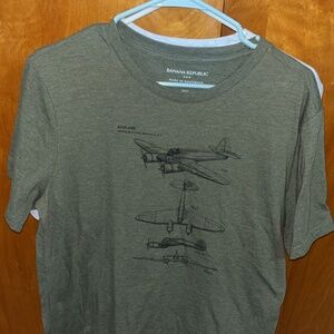 2 Men’s Banana Republic T shirts